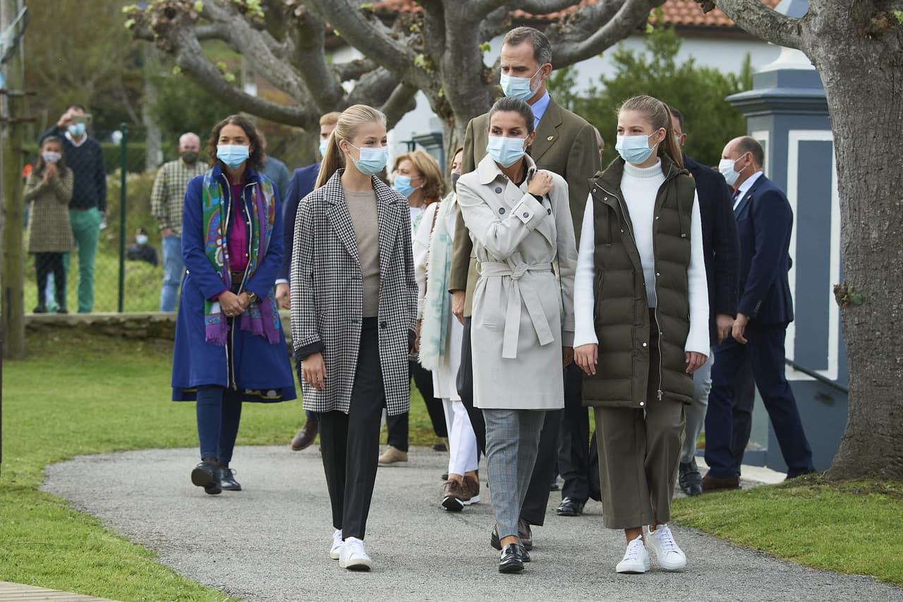 Al igual que el rey Felipe y la reina Letizia de España, la princesa Leonor, de 14 años, y su hermana menor, la infanta Sofía, de 13 años, son fanáticas del esquí, un deporte tradicionalmente ligado a la familia real.
