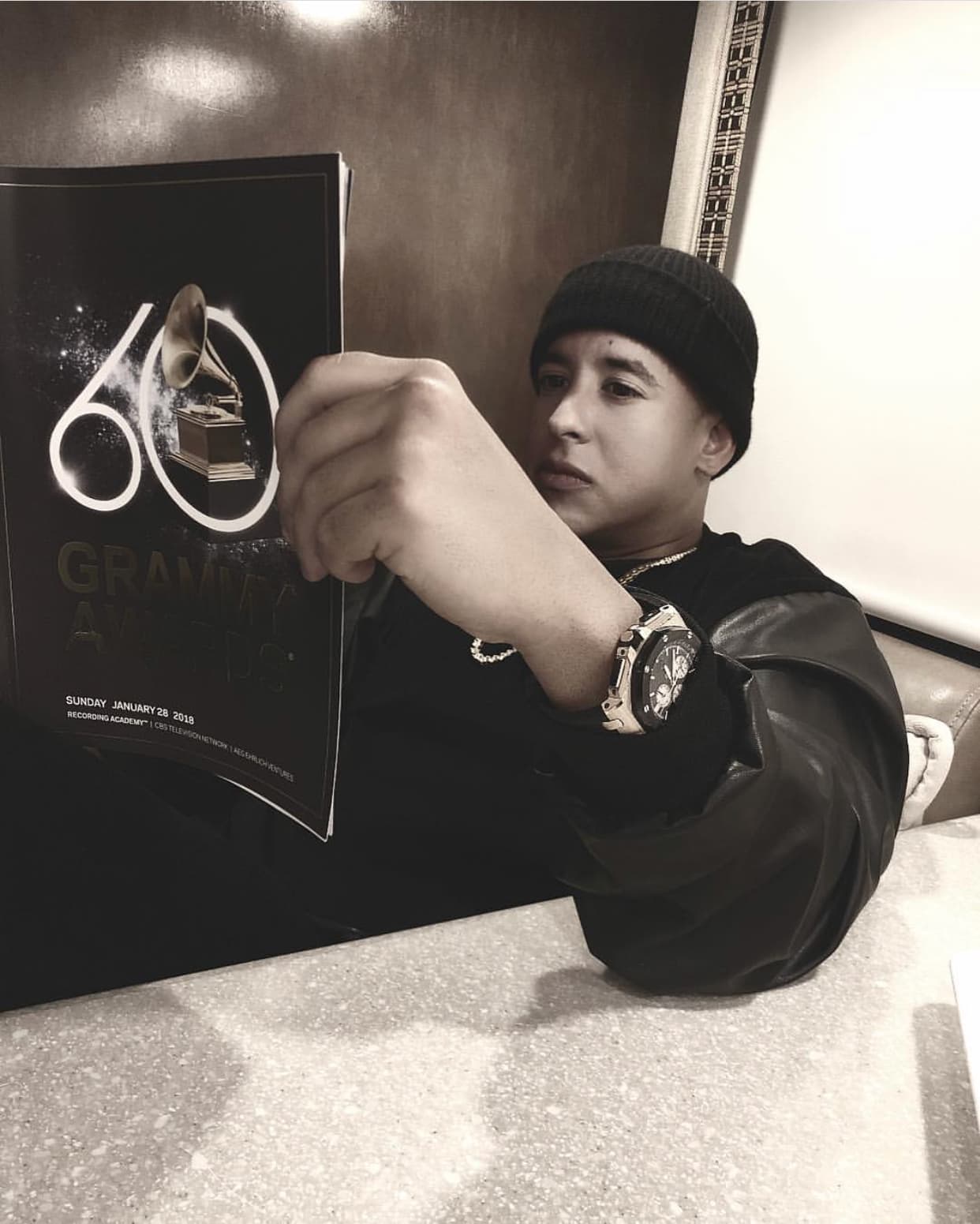 Mientras que
<b><a href="https://www.facebook.com/daddyyankee/">Daddy Yankee</a></b> se relajaba leyendo el programa de la tan esperada noche.