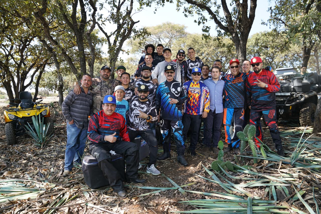 Cada video de Los Tucanes de Tijuana es toda una aventura para el equipo, por lo que suelen aprovechar para divertirse mientras trabajan.