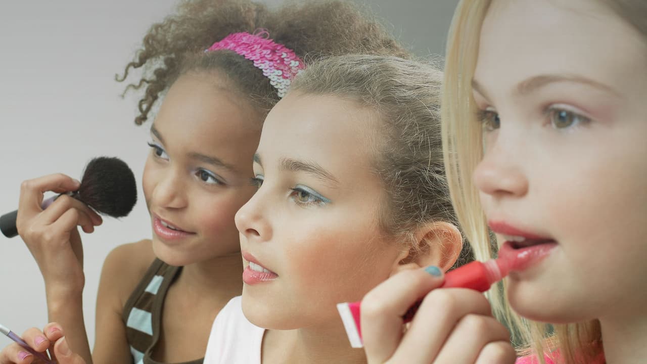 ¿Cosméticos antienvejecimiento para menores de edad? Proyecto de ley en California podría prohibirlos