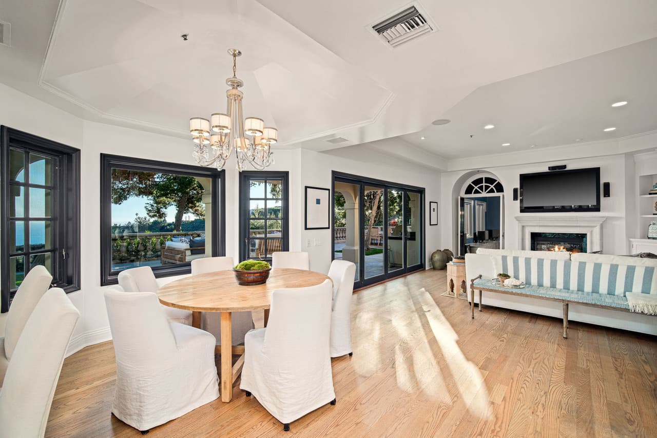 La mansión la puso en venta el productor de cine de la saga 
<b><a href="https://www.univision.com/famosos/grave-accidente-frena-la-nueva-entrega-de-fast-and-furious-a-5-anos-de-la-muerte-de-paul-walker-fotos" target="_blank">'Fast and furious'</a></b>, Steve Chasman. 
<br>