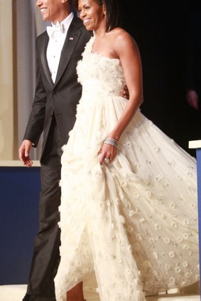 La primera dama siempre se ocupa de la salud, disciplina y éxito de sus hijas, antes que de la política, aunque en ambas tareas se saca un 10. Ha demostrado que además de ser una profesionista exitosa, madre dedicada y luchadora incansable, es una icono de moda y 'glamour'. Sin duda, ella es ejemplo y motivación mara muchas madres que deben ser líderes, fuera y dentro de casa.