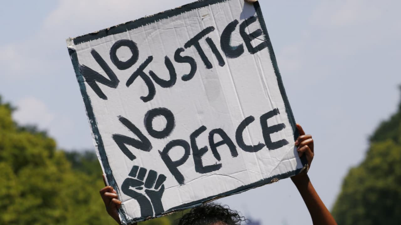 Muertes de latinos a manos de policías en EEUU: ¿por qué no tienen la misma visibilidad que las de otras comunidades?