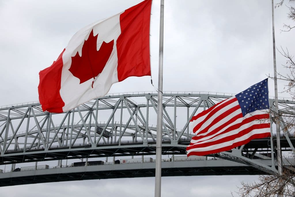 Los camiones se alinearon en el puente Blue Water que conecta Port Huron, Michigan y Sarnia, Canadá en Port Huron, Michigan el 10 de febrero de 2022.