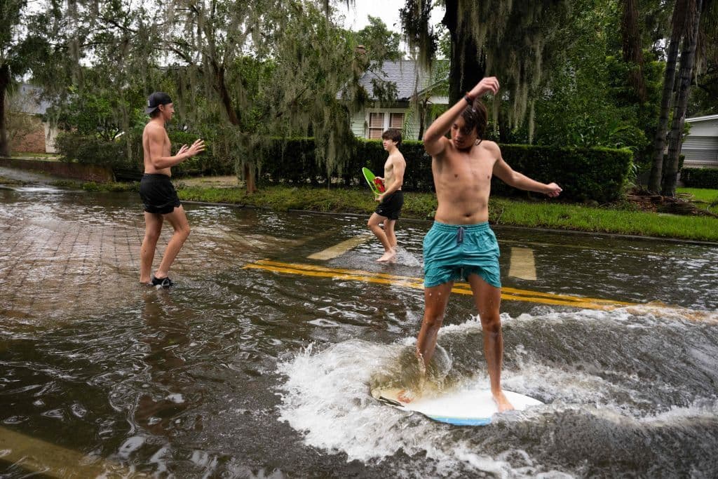 Personas nadan en zonas inundadas por el huracán Ian, agua puede ser tóxica y causar enfermedades