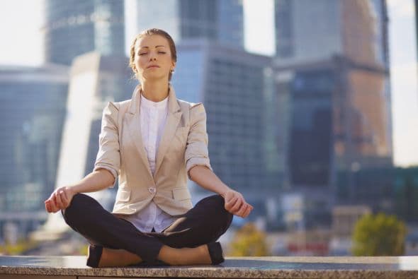 La meditación o el yoga siempre son buenas prácticas para sumar a la vida cotidiana ya que, además, contribuyen con tu bienestar general. Te ayudará muchísimo a soportar tu dura rutina.