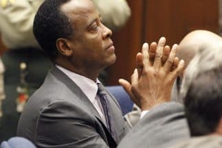 Días después, el análisis forense arrojó que el paro cardíaco fue producido por el suministro de propofol al cantante, suministrado por el doctor Conrad Murray, encargado de la salud en la gira “This is it”. El medico fue sentenciado a 4 años de cárcel por homicidio involuntario. Su muerte se catalogó como “intoxicación aguda de propofol”.