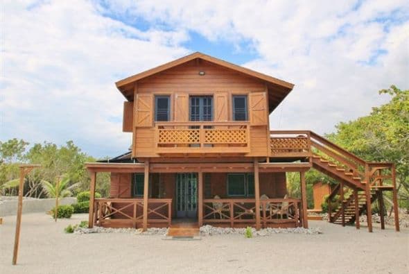 Está a tan solo seis minutos en barco desde el municipio de Salinas. Tiene una sola casa que cuenta con tres habitaciones. La misma funciona solo con energía solar. (Fotos: http://puertoricosothebysrealty.com/)
