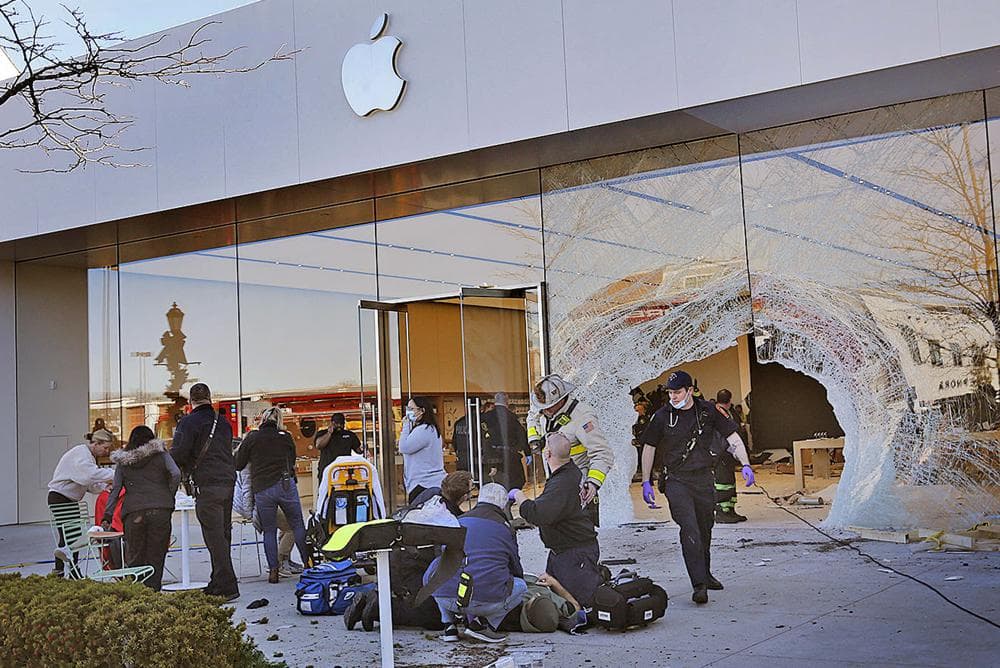 Al menos un muerto y 19 heridos deja choque de camioneta contra una tienda Apple en Massachussets