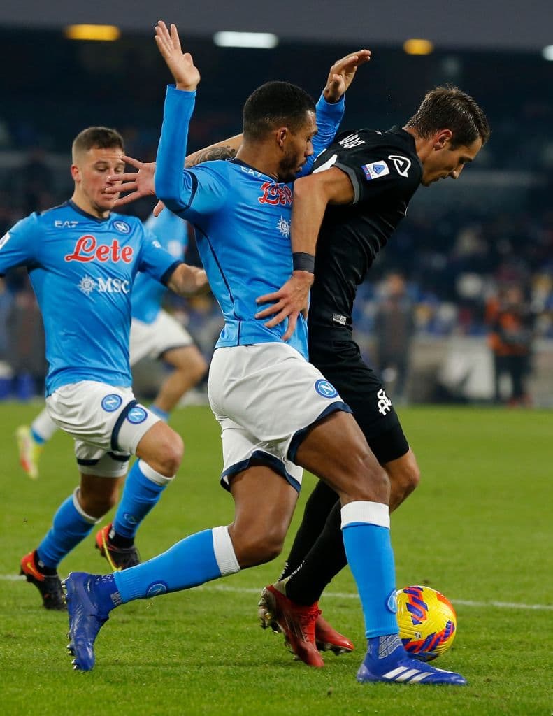 Con un autogol de Juan Jesus al minuto 37 Spezia logra mantener la difrencia y le pegan 0-1 al Napoli y en su estadio.