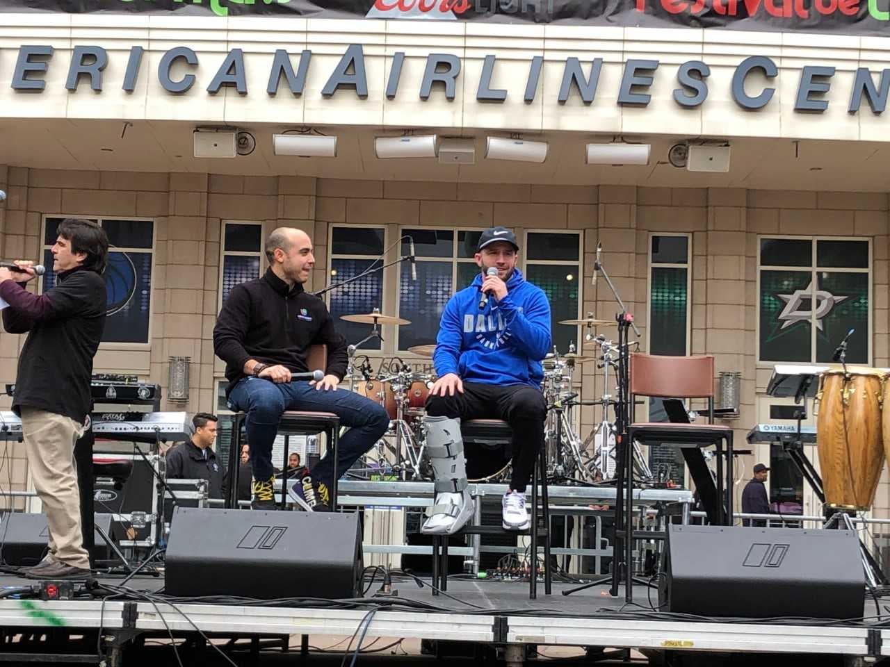 Pedro Silva, de Univisión 23 charla en tarima con el puertorriqueño y jugador de los Mavericks J.J. Barea.