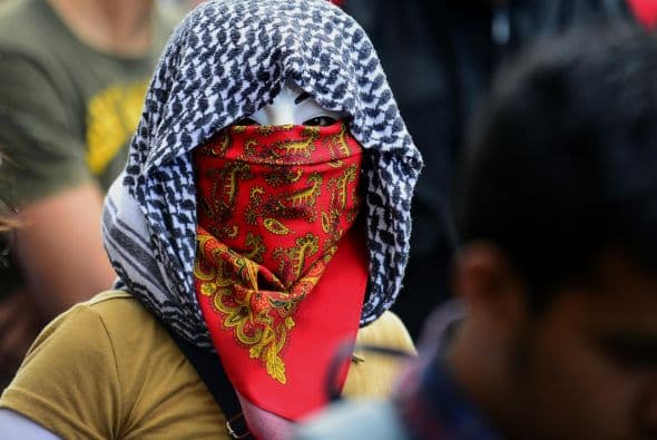 Cubiertos del rostro con paliacates, máscaras y gorras, cientos de jóvenes aprovecharon la movilización para cometer actos vandálicos.