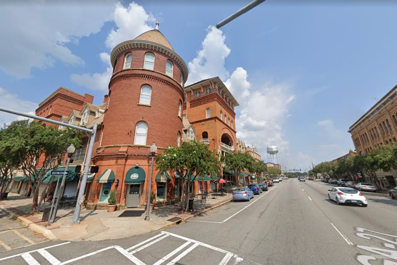 <b>Puesto 20: Sumter, Georgia.</b> Acumula 179 fallecidos de covid-19 por cada 100,000 habitantes. Se encuentra en el centro-oeste del estado, a unas 117 millas de Atlanta, y tiene 32,819 residentes (según estimados del censo en 2019). 
<a href="https://www.univision.com/noticias/salud/el-coronavirus-en-eeuu-como-esta-la-pandemia-en-tu-estado-y-en-tu-condado"><u>Vea aquí en gráficos como afecta la pandemia a cada condado del país</u></a>
<br>