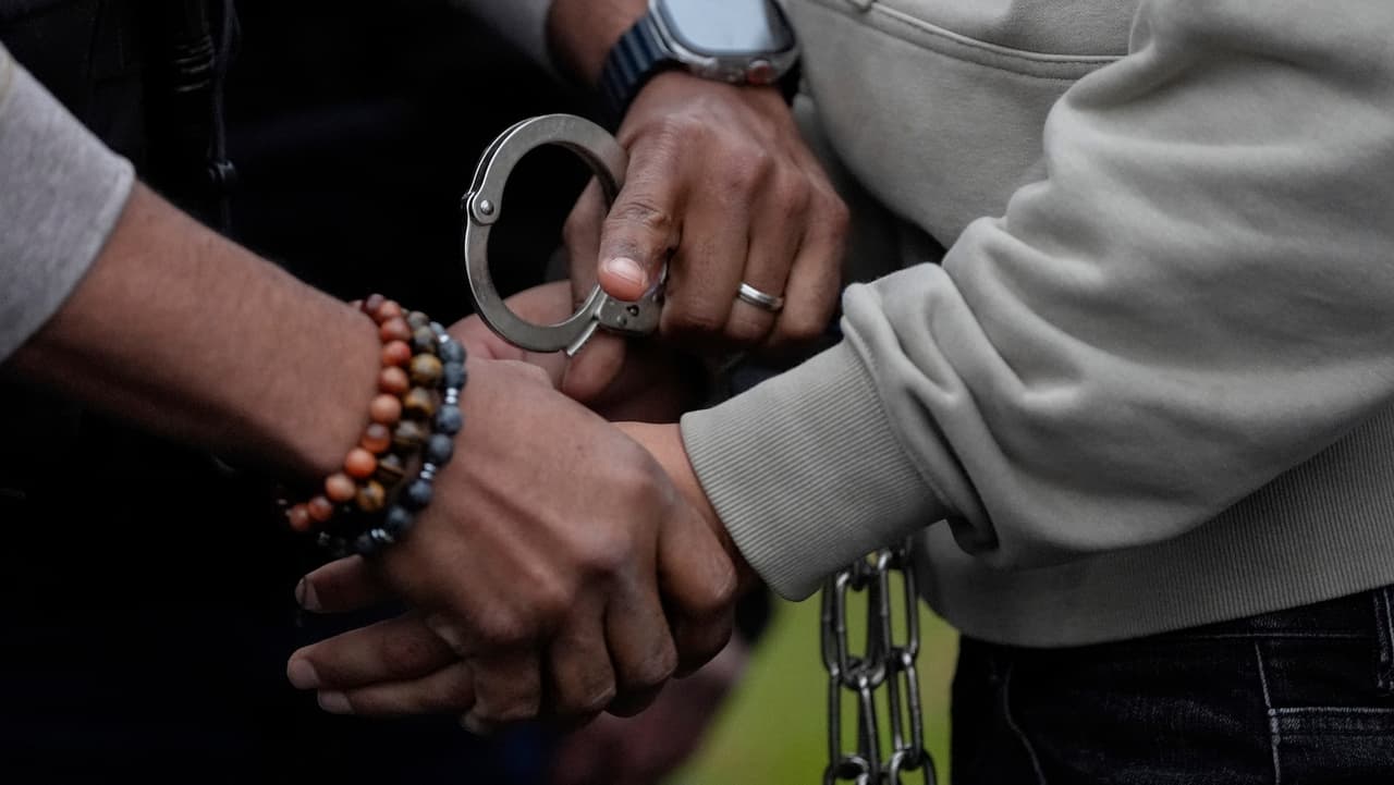 ¿Cuántos teléfonos se sabe de memoria? Detenidos por ICE incomunicados por no conocer los números de familiares