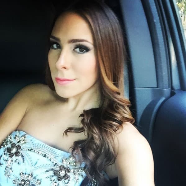 Kristal es diseñadora de modas en México y es conductora en un show de moda del canal E!.