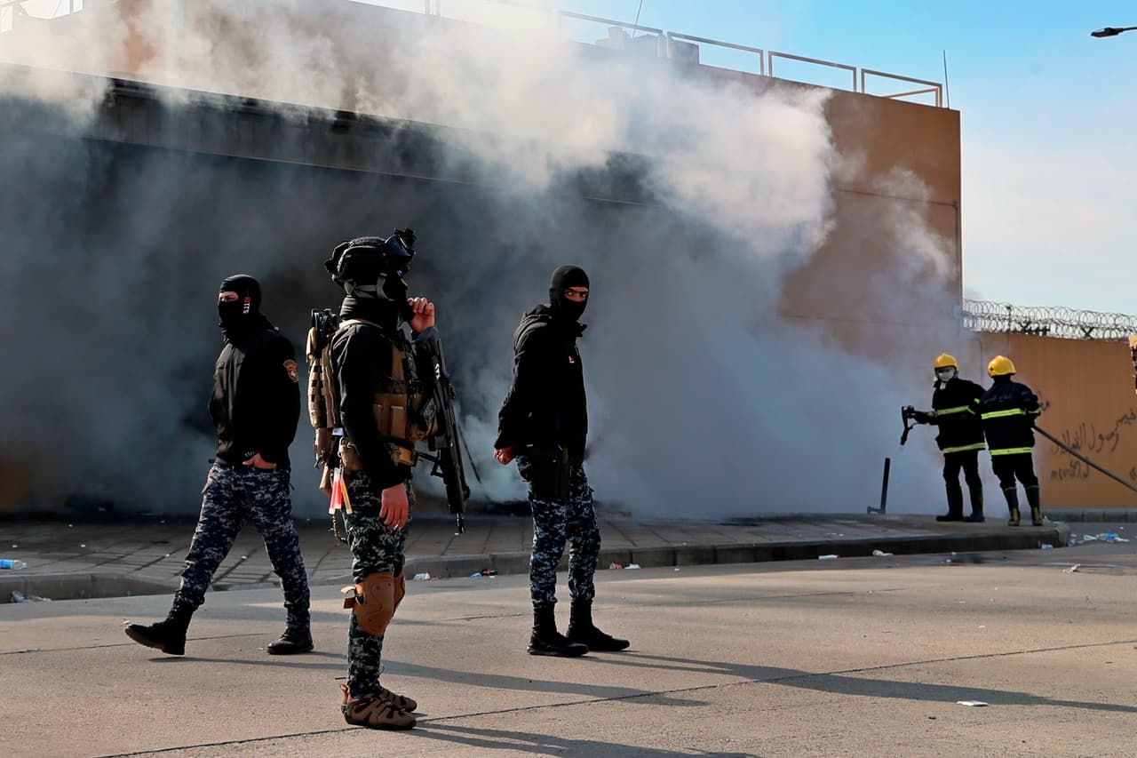 Las fuerzas de seguridad de la embajada estadounidense en Bagdad lanzaron este miércoles por la mañana, de forma breve, granadas lacrimógenas para dispersar a cientos de iraquíes proiraníes estaban quemando la bandera de Estados Unidos.
