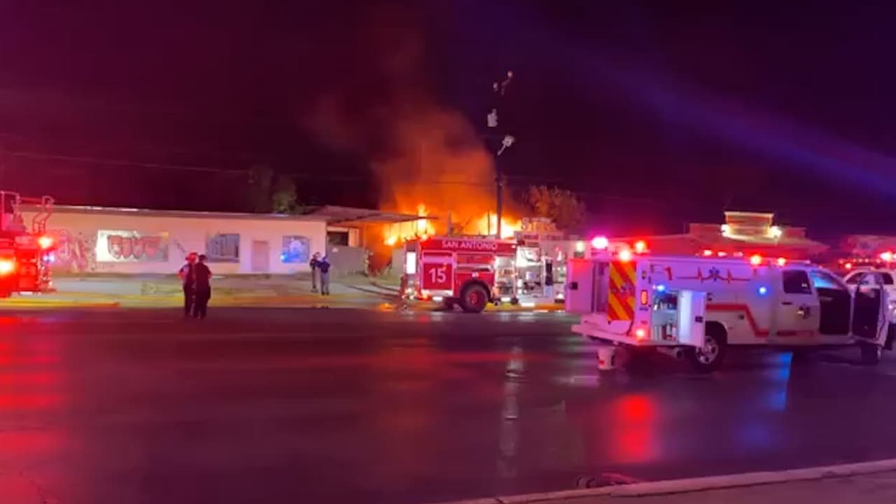 Fuerte incendio causa daños en tienda de letreros en San Antonio