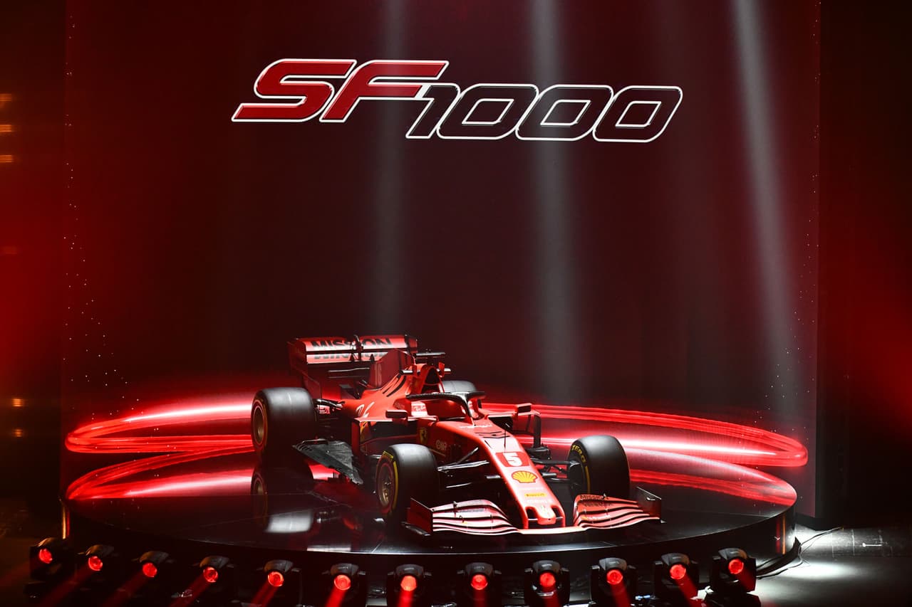 Ferrari presentó el SF1000 nombre que le viene porque en la temporada 2020 alcanzará como escudería su carrera número 1000 en la Fórmula Unoy será en el Gran Premio de Canadá.
<br>Sus pilotos titulares serán Sebastian Vettel (5) y Charles Leclerc (16).