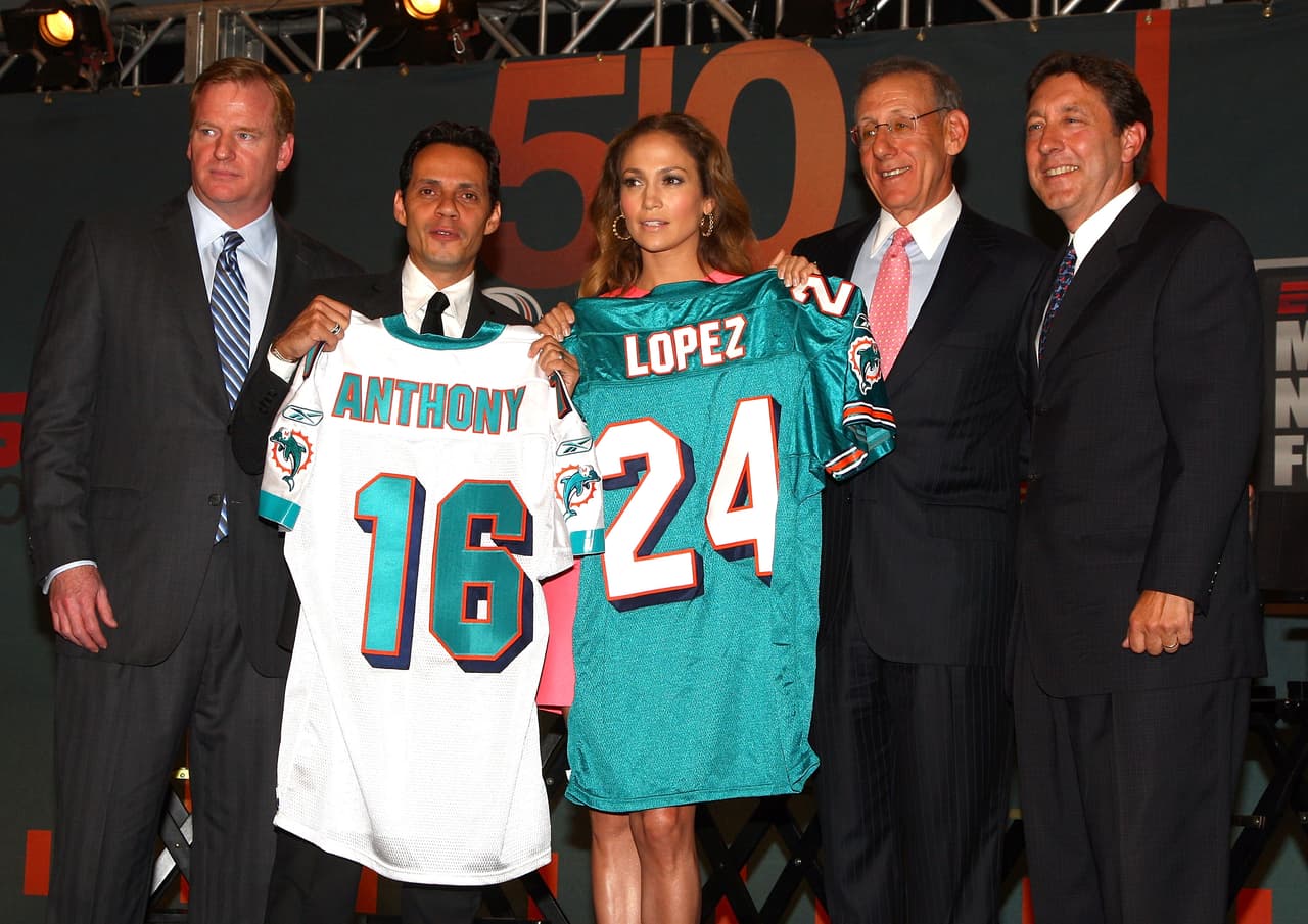 También en 2009, 
<b>Marc Anthony y JLo</b> siguieron los pasos de los Estefan, y decidieron ser accionistas minoritarios de los Miami Dolphins.