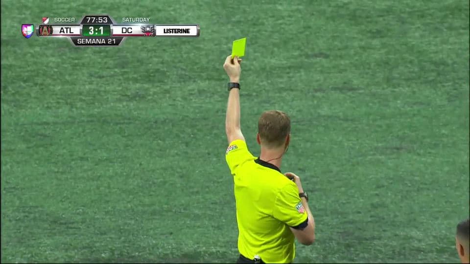 Tarjeta amarilla. El árbitro amonesta a Christopher Durkin de D.C. United