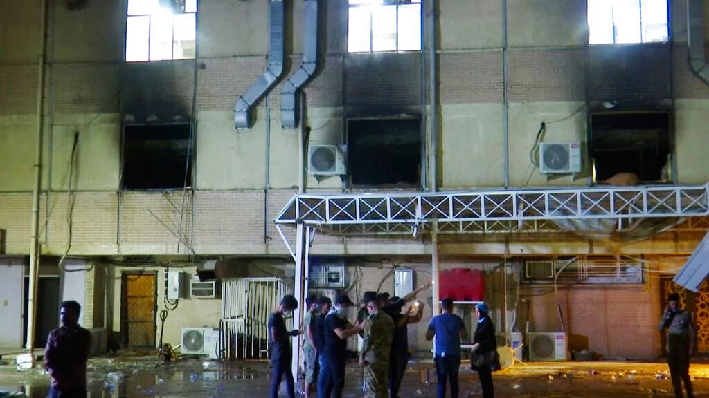 Los bomberos tuvieron que batallar durante toda la noche y hasta avanzadas horas de la madrugrada para conseguir apagar el fuego en el segundo piso.