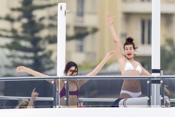 Cantaron, brincaron y gritaron en la piscina.