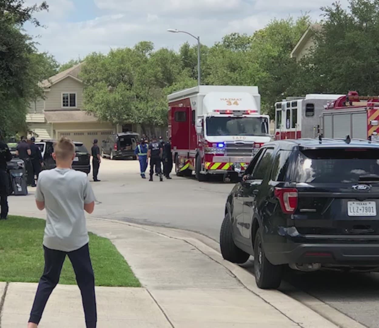 El jefe McManus señaló que en la puerta de la casa encontraron un letrero con un mensaje encriptado, en código para militares.