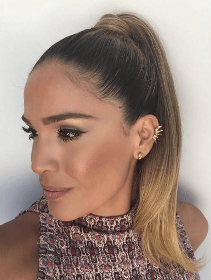 Las coletas no pasan de moda y aquí la vemos luciendo una bicolor.