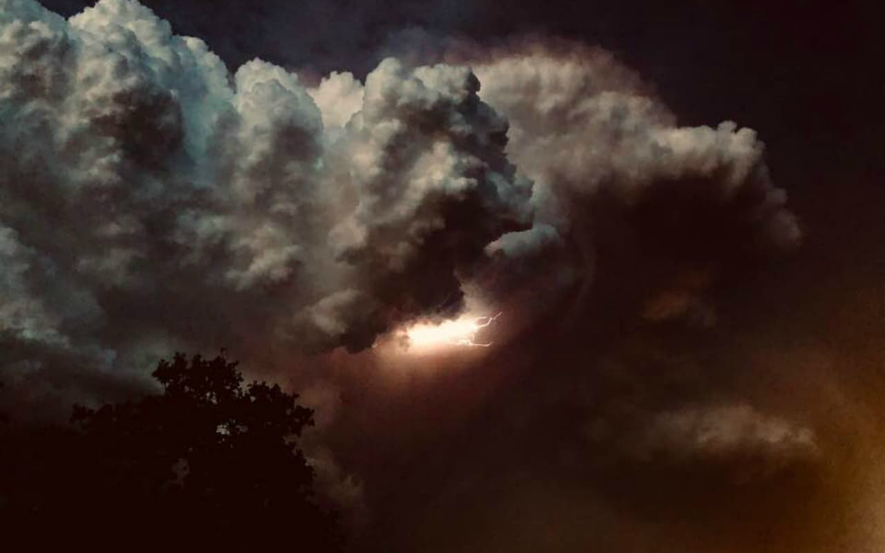 El fenómeno también se observó en la pequeña localida de Cottonwood, ubicada a unas 17 millas al sur de Redding, en el condado Shasta. Esa fue una de las zonas afectadas por los severos incendios de finales del años pasado.