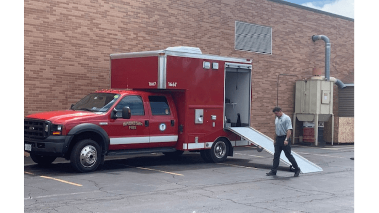 Departamento de Bomberos de Waukegan entrenan a estudiantes de secundaria.