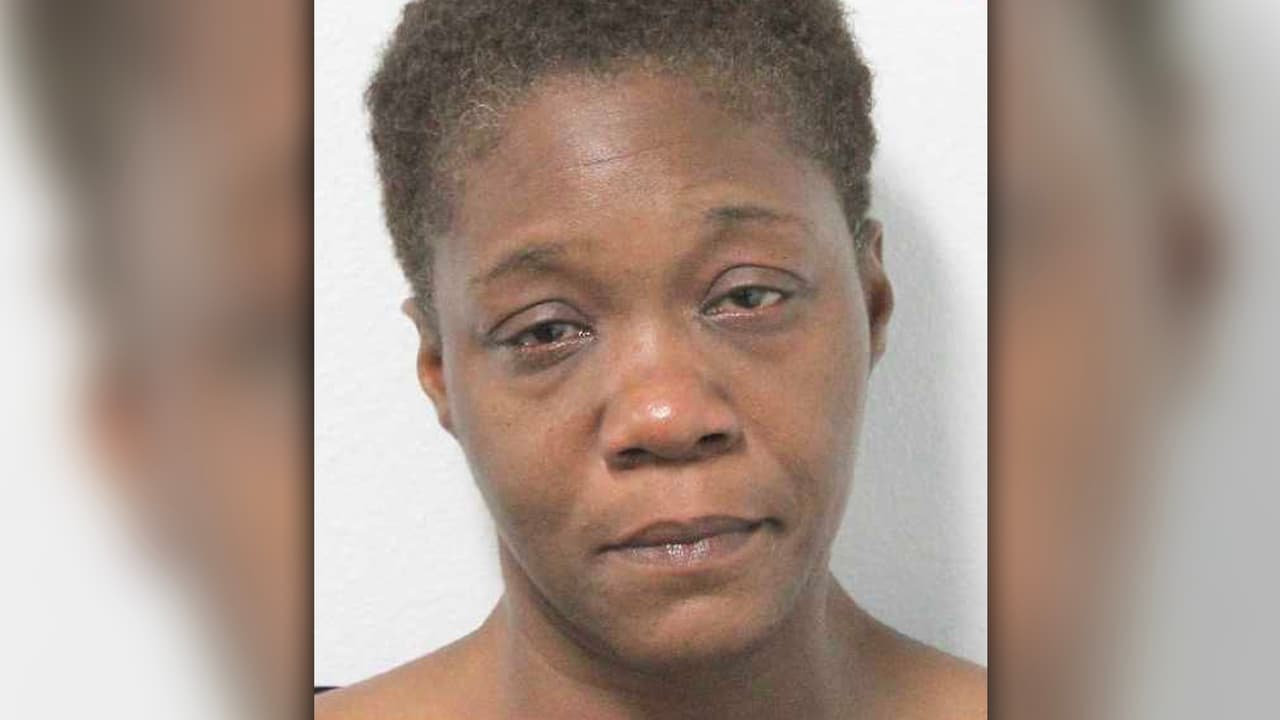 La acusan de dejar solo a su hijo de 10 años en una autopista de Houston bajo calor extremo