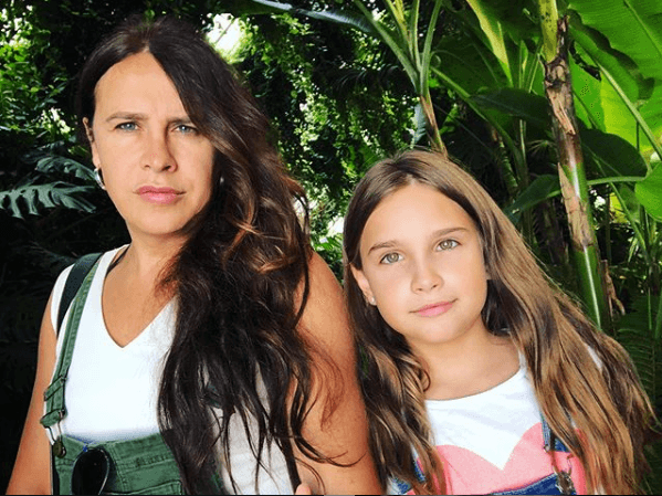 Junto con su aún esposa, Gascón es madre de Victoria Elena. En una entrevista anterior publicada por la revista 
<b><a href="https://www.tvynovelas.com/mx/en-exclusiva/karla-sofia-hija-no-me-recuerda-como-hombre/" target="_blank">TV y Novelas</a></b>, la actriz dijo: "(Mi hija) 
<b>ya no me recuerda como hombre</b> […] Cuando le enseño una foto de Carlos se ríe y dice: '¡Qué risa! ¿Ese eres tú?'".