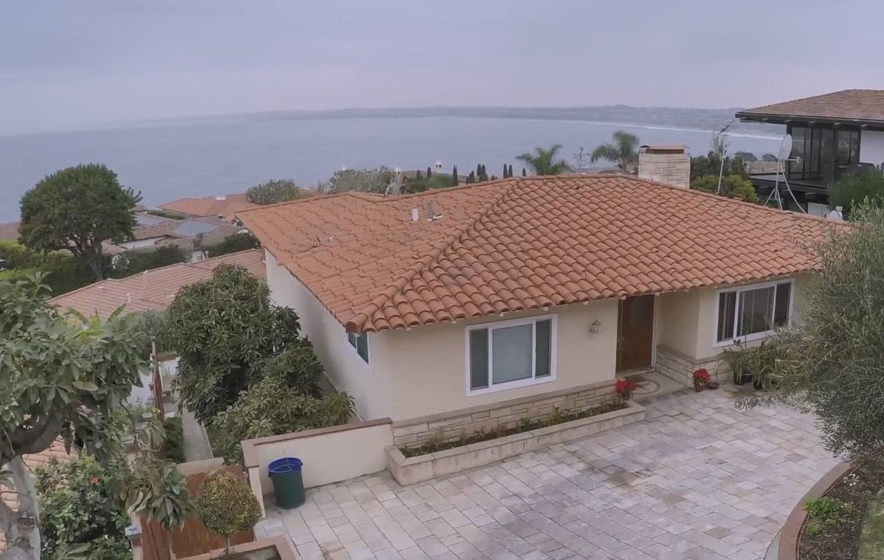 Una revisión de los registros de propiedad realizada entre agosto de 2019 y febrero de 2020 permitió a Univision identificar 13 propiedades en Estados Unidos de la familia Joaquín, que durante casi un siglo ha gobernado la iglesia 
<b><a href="https://www.univision.com/local/los-angeles-kmex/defensa-del-lider-de-la-iglesia-la-luz-del-mundo-asegura-que-el-fue-victima-de-un-fraude-cibernetico">La Luz del Mundo,</a></b> con sede en México.