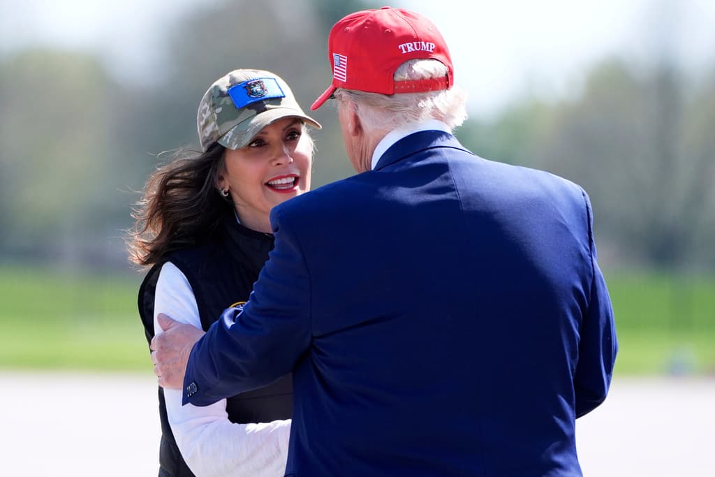 El presidente Trump saluda a la gobernadora de Michigan, la demócrata Gretchen Whitmer, durante una visita a ese estado en abril de 2025.