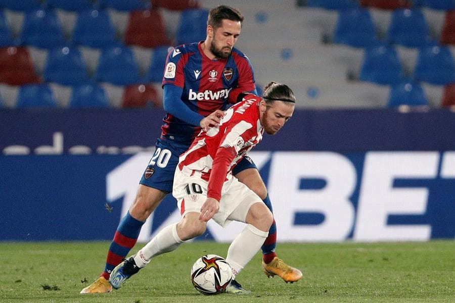 Athletic Club derrota, en tiempo extra, al Levante con un marcador de 2-1 y jugará la final de la Copa del Rey ante el Barcelona el 17 de abril en La Cartuja. Roger Martí anotó el primer tanto al minuto 17, pero Raúl García se encargó de igualar las cosas. Remiro, al minuto 112, le dio la victoria y el pase a su equipo a la grna final.