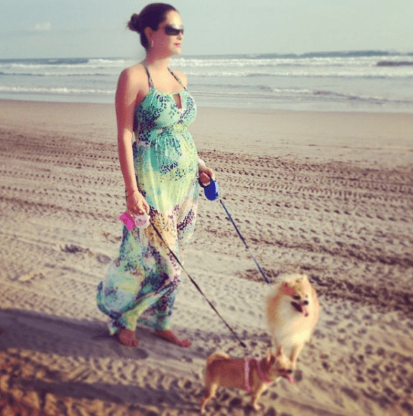Un paseo por la playa con sus pequeños perros es una de las grandes cosas que ella disfrutó durante el embarazo.