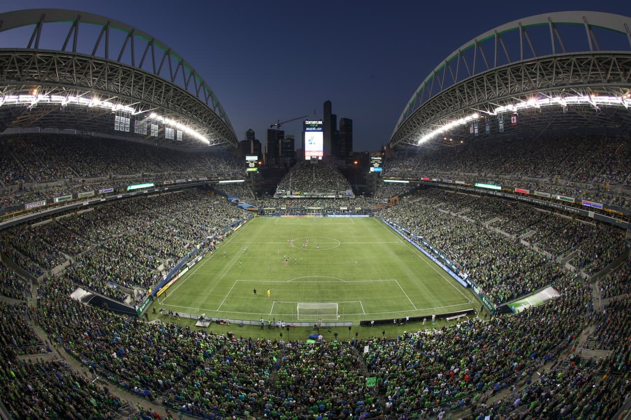 La construcción del CenturyLink Field inició en el 2000 y duró dos años, abriendo sus puertas en el 2002 con un costo de 430 millones de dólares y con capacidad para 67 mil fanáticos.