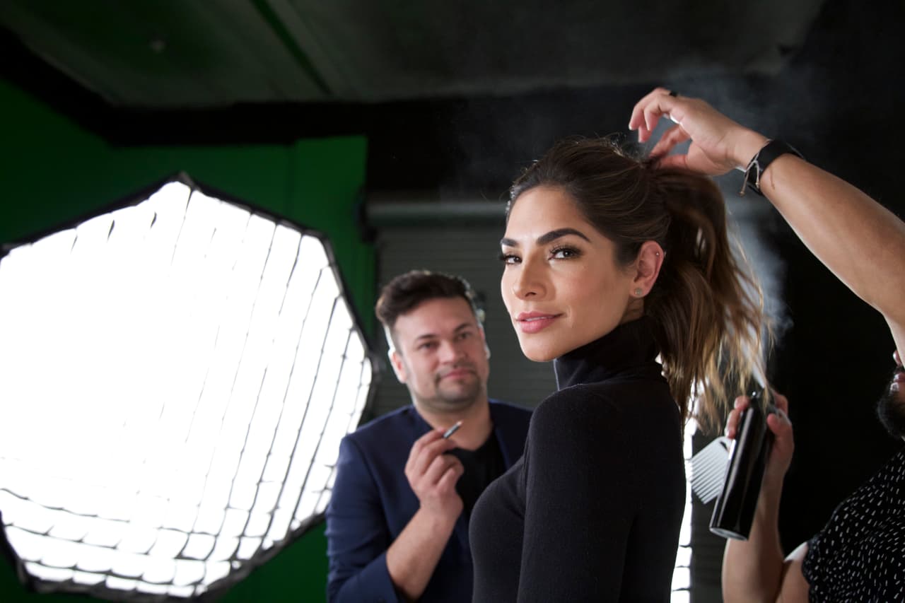 <b><a href="http://www.univision.com/shows/la-reina-de-la-cancion/las-mejores-fotos-de-los-looks-de-alejandra-espinoza-en-la-reina-de-la-cancion-fotos" target="_blank">Alejandra </a></b>llegó con 
<b><a href="http://www.univision.com/shows/la-reina-de-la-cancion/lo-sentimos-alejandra-matteo-y-su-papi-son-dos-gotas-de-agua-fotos" target="_blank">Matteo</a></b> a su primera sesión de fotos desde que vive en Los Ángeles y busca abrirse camino en la actuación. Desde lo natural hasta lo glamoroso, Alejandra jugó con varios estilos para abarcar todo tipo de personajes y llamar la atención de los productores. 
<b><a href="http://www.univision.com/shows/la-reina-de-la-cancion/capitulo-4-alejandra-la-de-tijuana-en-la-los-americanos-la-prefieren-al-natural-para-ellos-mas-es-menos-video" target="_blank">MIRA EL VIDEO</a></b>.