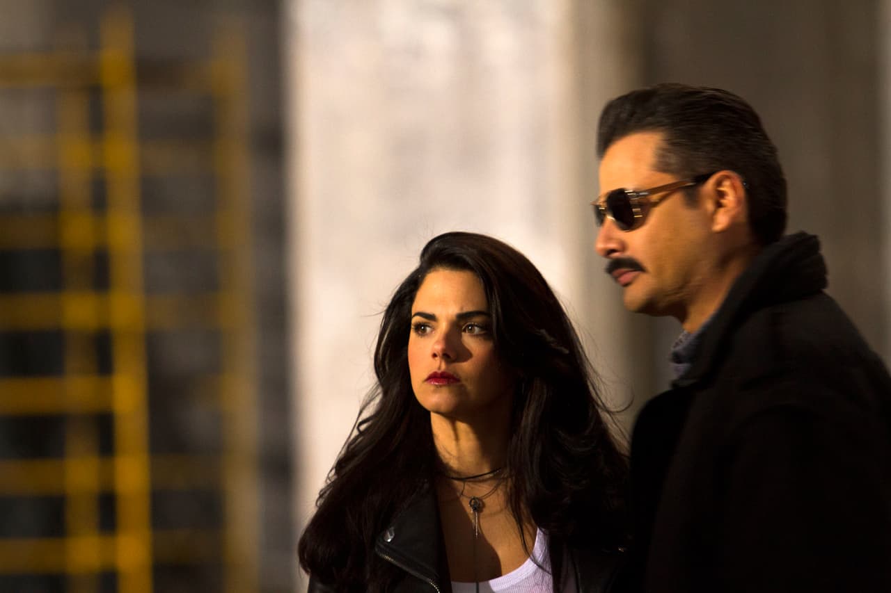 De inmediato llevó a Yolanda a la guarida de 
<b><a href="http://www.univision.com/series/la-piloto/arap-bethke-es-john-lucio">John</a></b> para iniciar su venganza.