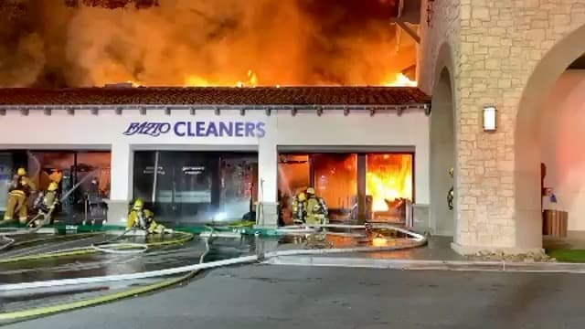  Incendio destruye varias tiendas en zona comercial de Woodland Hills