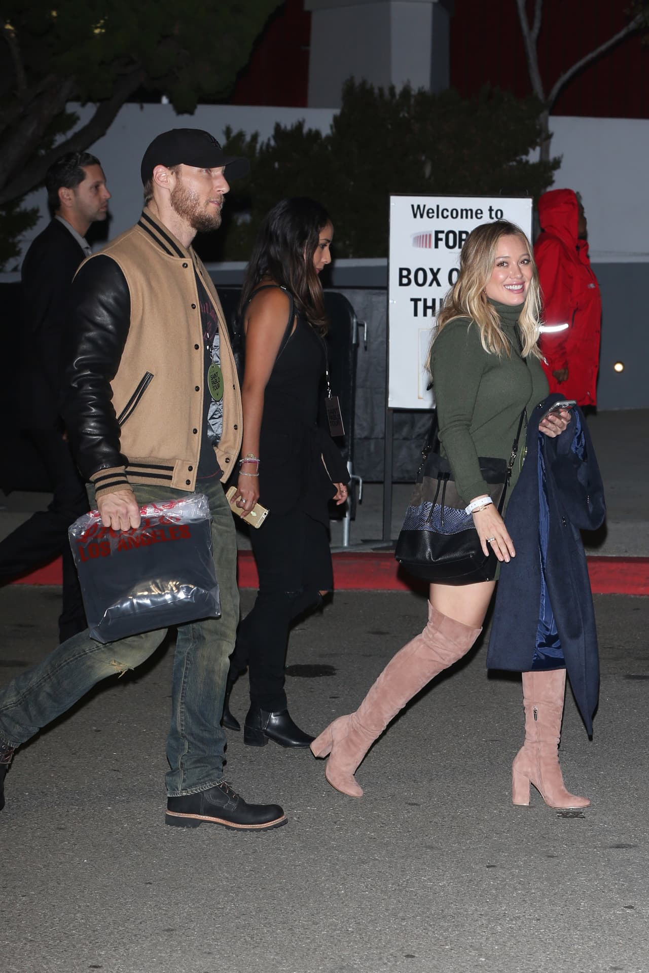 Hilary le regaló su mejor sonrisa a las cámaras.