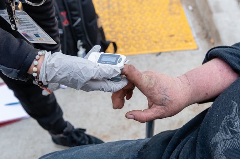 <br>La asistente médica Negeem Farmand asiste a Jennifer Millar. “Es difícil que estas personas vayan a las clínicas. Desconfían del sistema de salud”, dijo. 
<br>