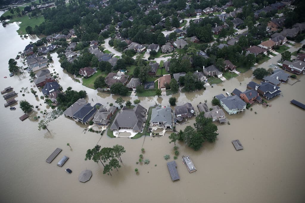 <b>Debate sobre la asignación de fondos estatales: </b>Se ha generado un debate sobre la asignación de fondos estatales para la mitigación de inundaciones. Algunos consideran que el estado de Texas no ha acelerado el gasto de dinero federal en Houston, lo que ha llevado a cuestionamientos sobre la equidad en la distribución de recursos para la reconstrucción y mitigación.