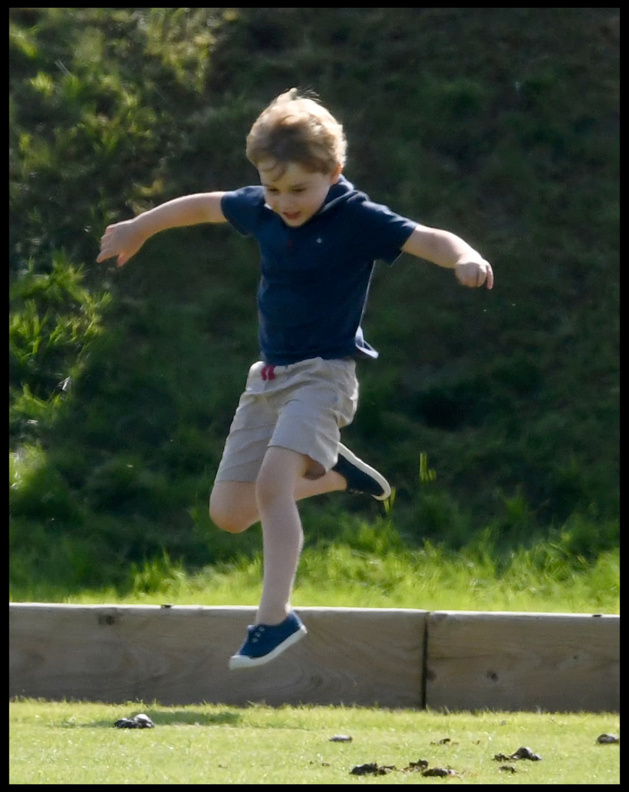 Otra de las aficiones del pequeño son los caballos. Sus padres querían que aprendiera a montar porque es algo que todos los miembros de la realeza hacen. Una fuente le dijo a HELLO! que el niño está aprendiendo en un pony Shetland de Zara Tindall.
