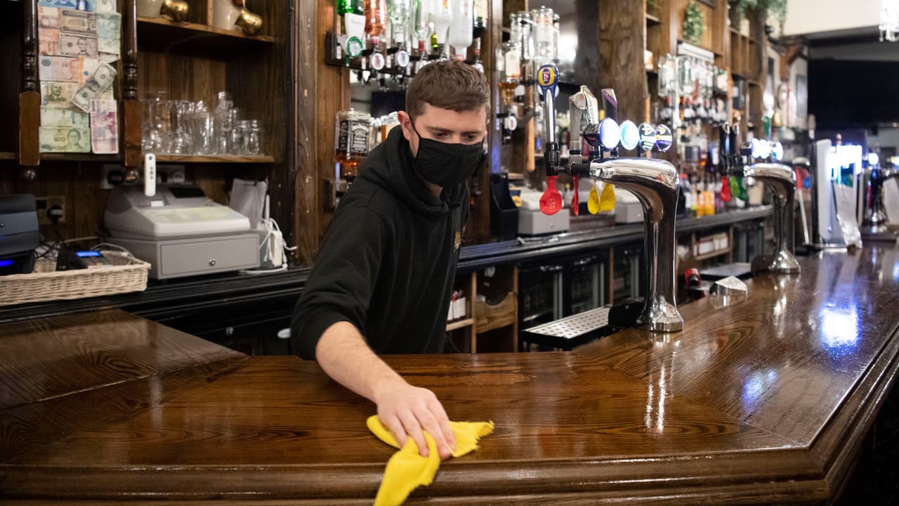 La ordenanza sanitaria vigente obliga a los bares del estado a cerrar sus puertas a las 10 P.M.