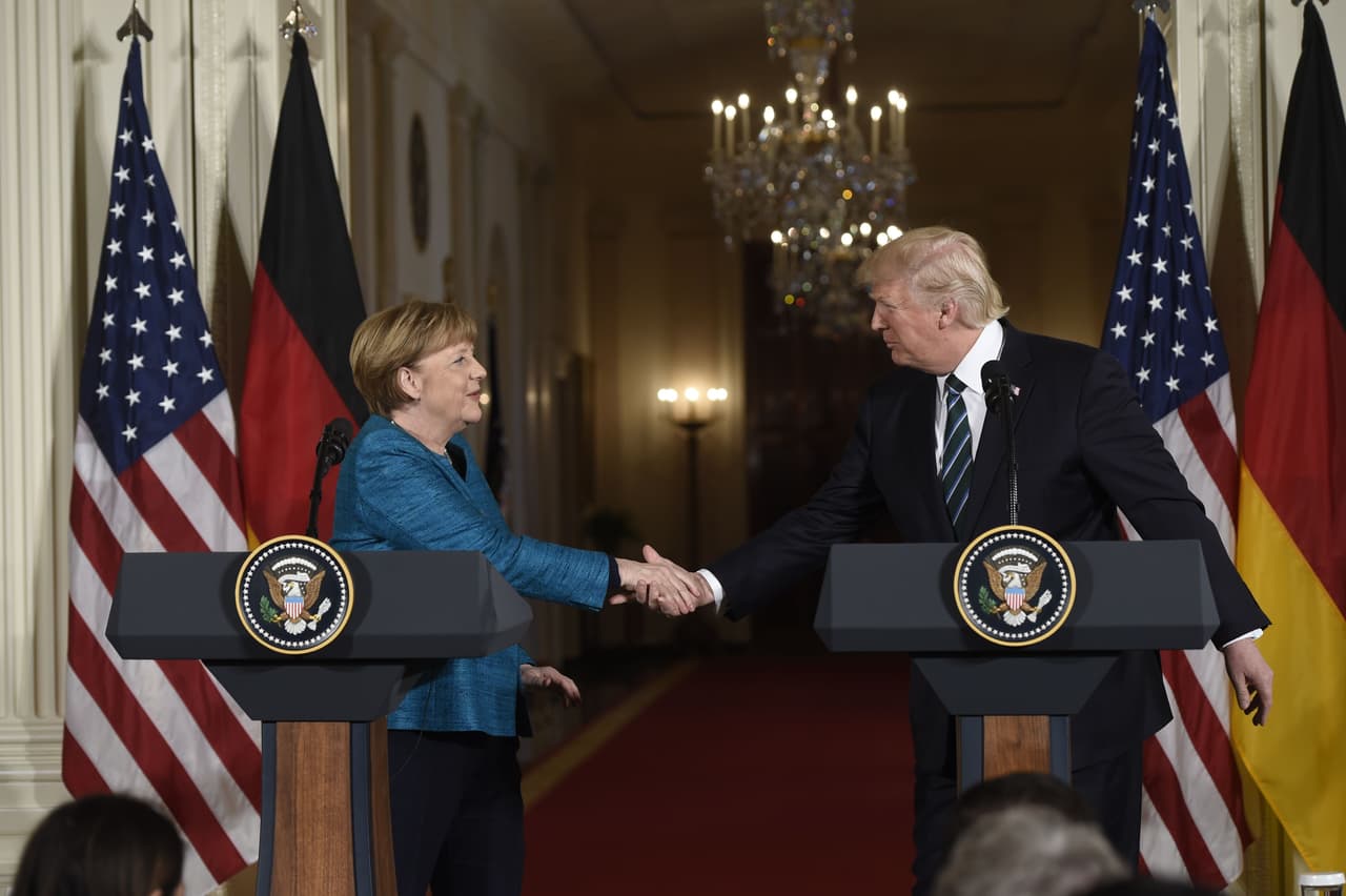 Sobre el tema del espionaje de la administración Obama, Donald Trump se refirió a que tiene “algo en común” con Ángela Merkel. Esto en referencia a las revelaciones de Wikileaks en las que la Agencia de Seguridad Nacional (NSA) intervino teléfonos de líderes europeos en 2013.