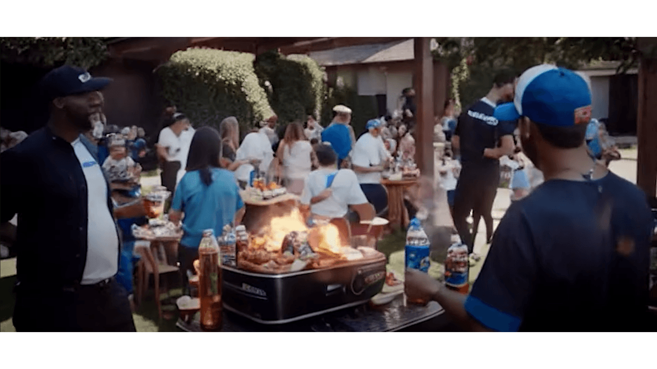 Así se ve 'Synthetic Summer', el anuncio viral de cerveza generado por Inteligencia Artificial.