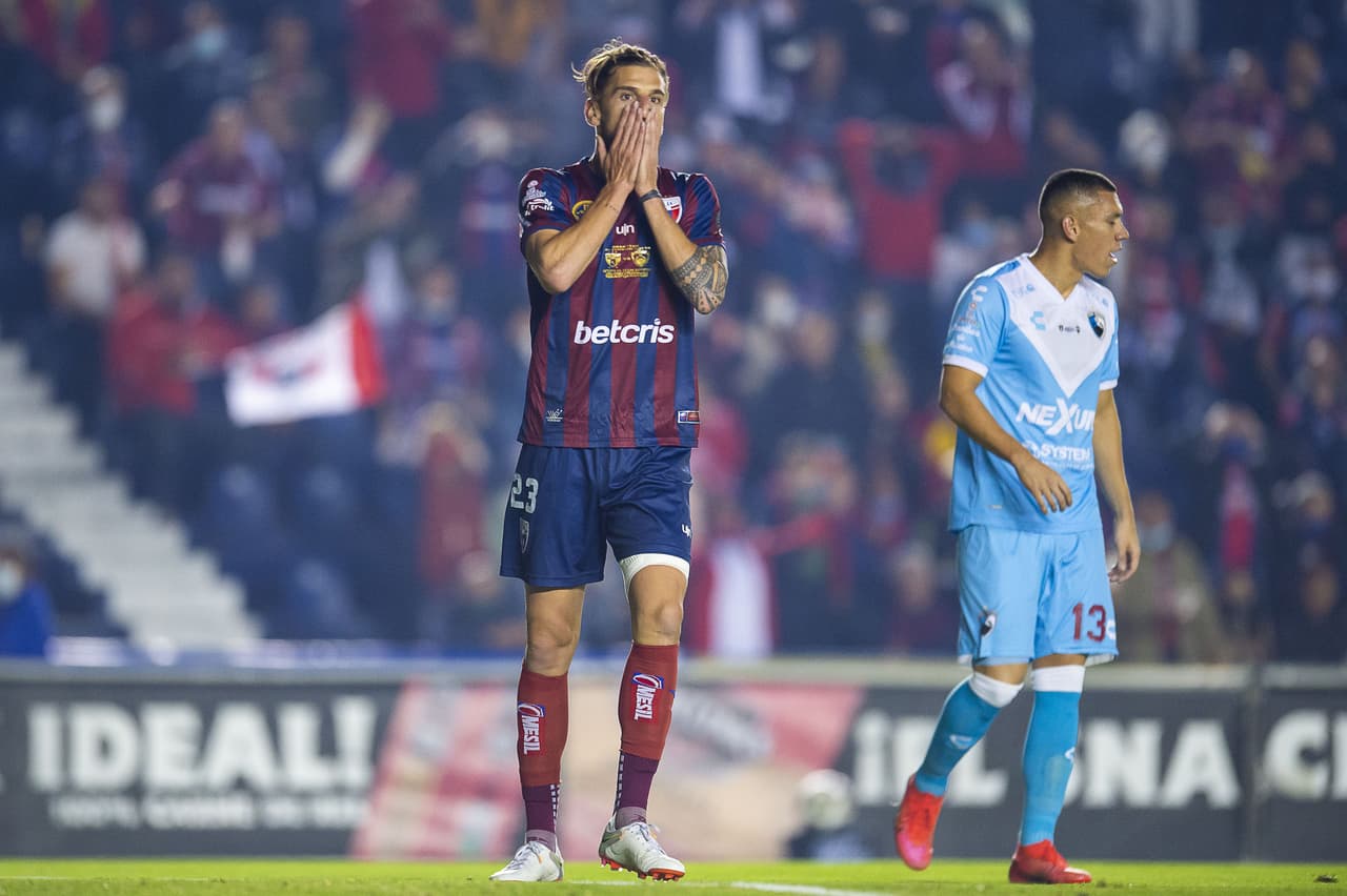 Atlante se mostró mejor en la primera parte que por momentos fue accidentada y muy disputada en el mediocampo.