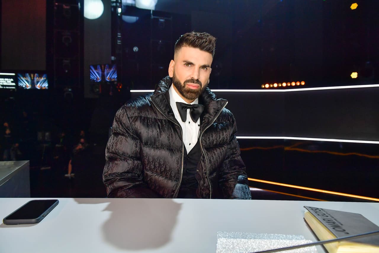 <b>Jomari Goyso</b> llamó la atención con su outfit, pues a pesar de ir vestido de gala empleó una chamarra en lugar de su jacket, lo cual es toda una tendencia en las alfombras rojas.