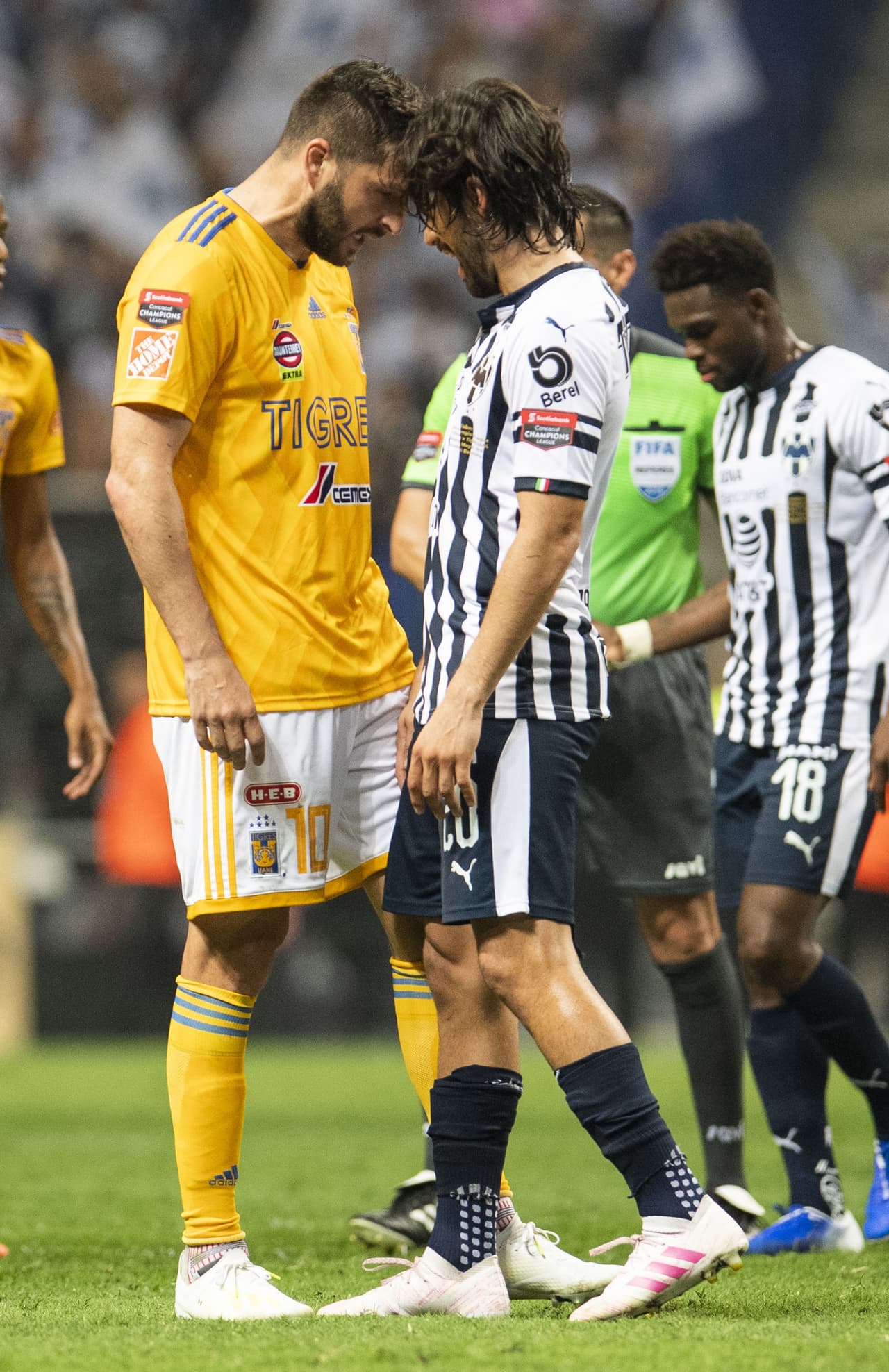 Gignac y Pizarro dejándose claro el uno al otro que no hay ni agrado ni aprecio.